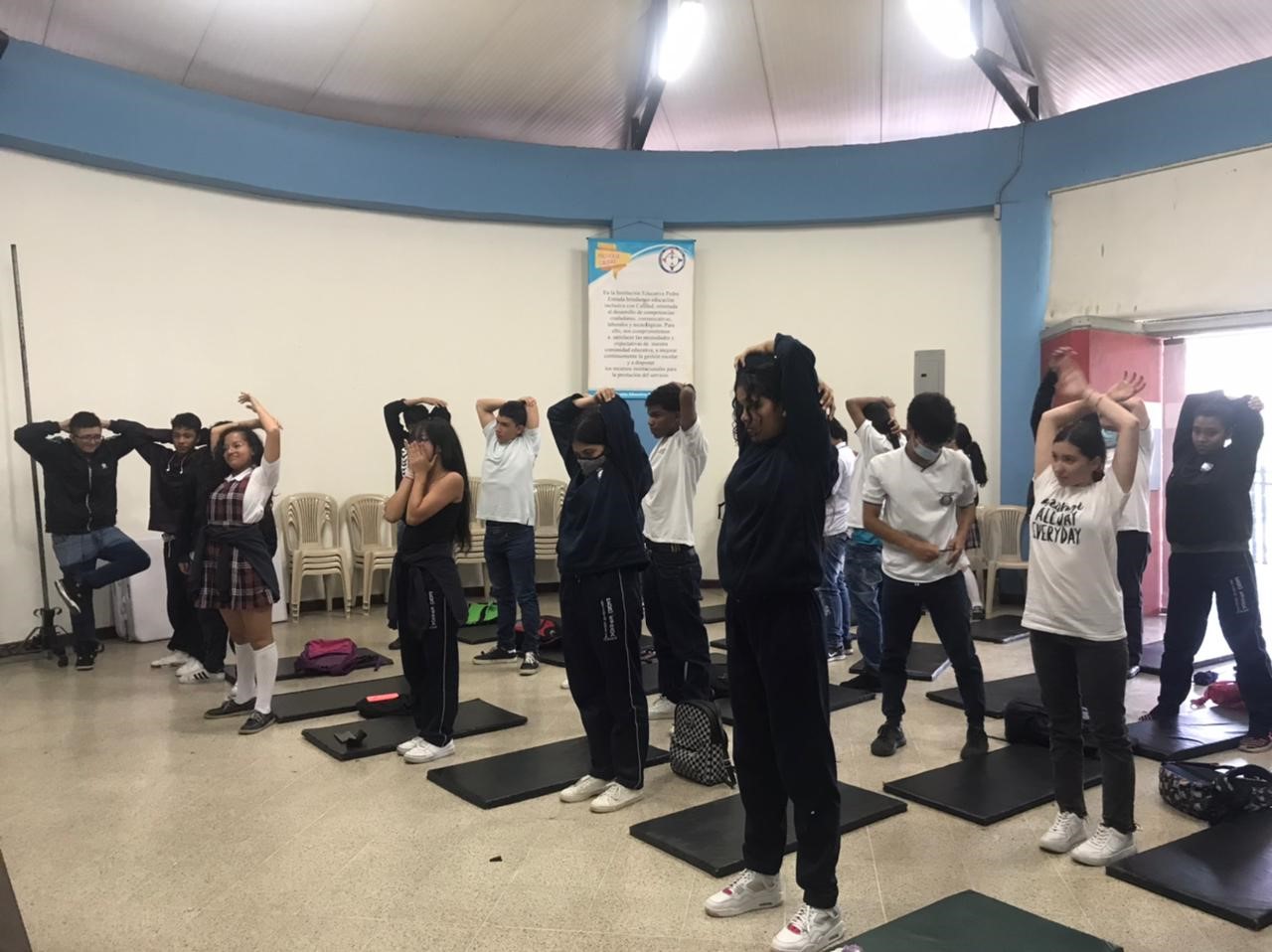 Imagen del programa con jóvenes participando