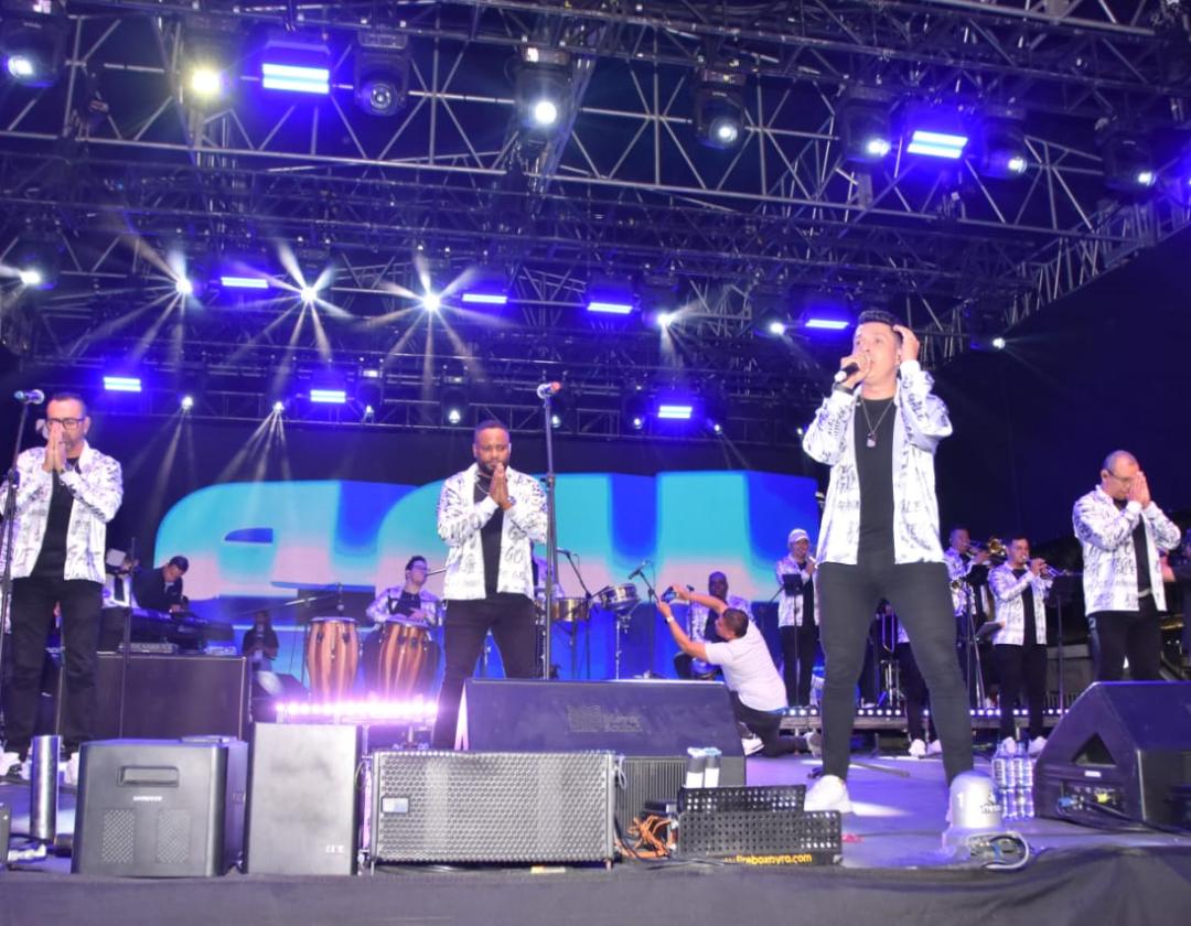 Agrupación en el escenario internacional del Parque del Artista