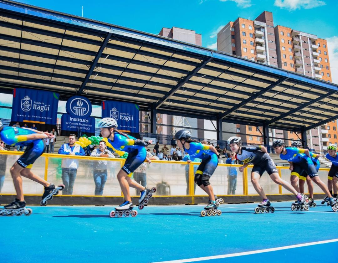 Evento de entrega de graderías en el patinódromo municipal