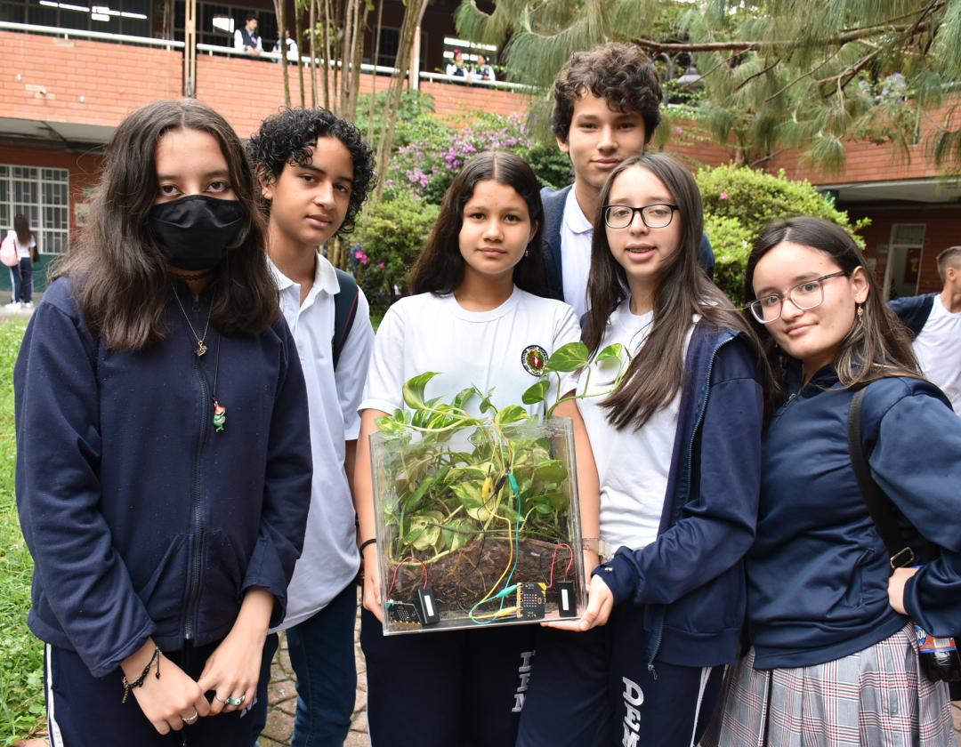 Estudiantes de la institución Diego Echavarría Misas en la feria