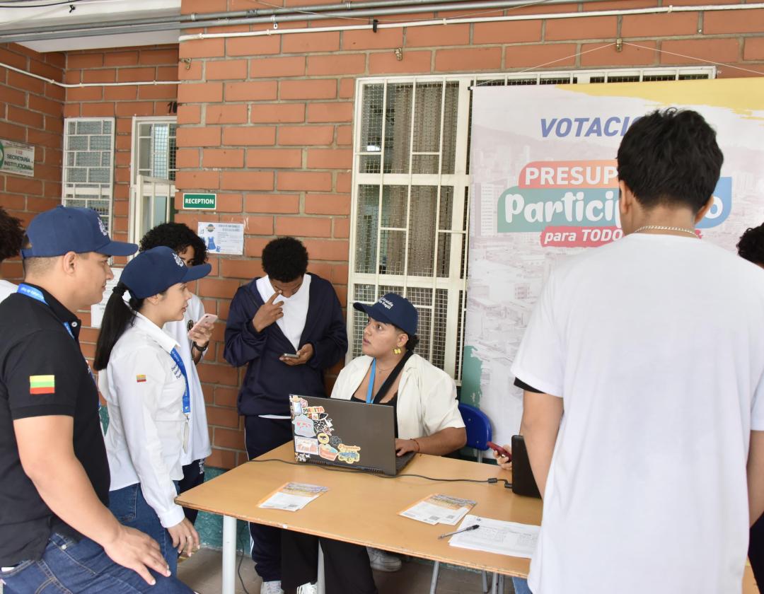 Estudiantes y personal de la alcaldía en votaciones para elegir proyectos para el presupuesto participativo 2025