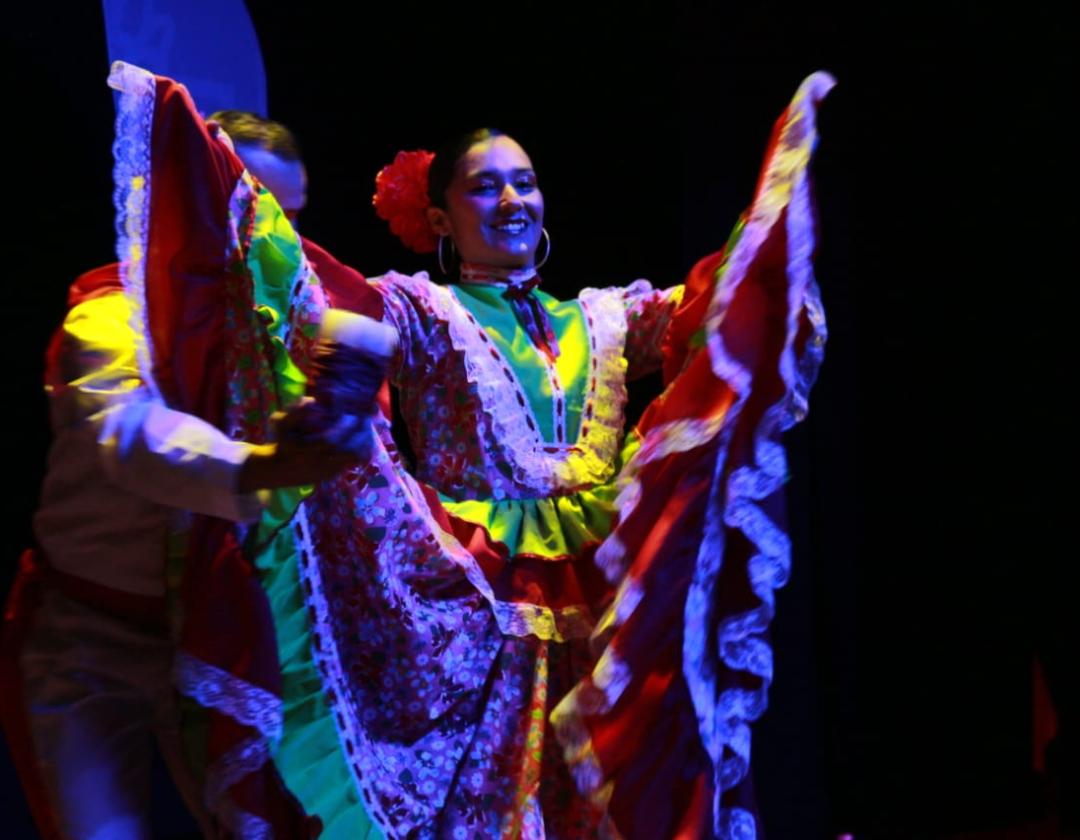 Participante de los Festivales de Arte 2023 en el escenario