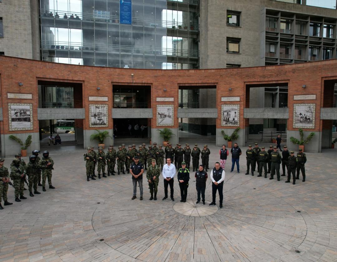 Mujeres policías y del ejercito formadas en la plazoleta Cami