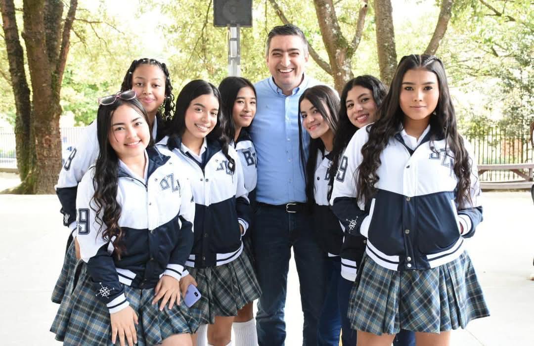 Alcalde Diego Torres con estudiantes de la ciudad