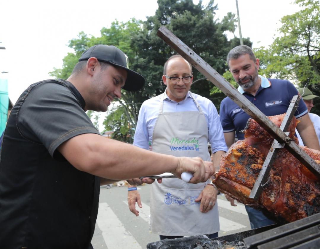 Alcalde José Fernando Escobar Estrada en el Distrito Gastronómico Callejero