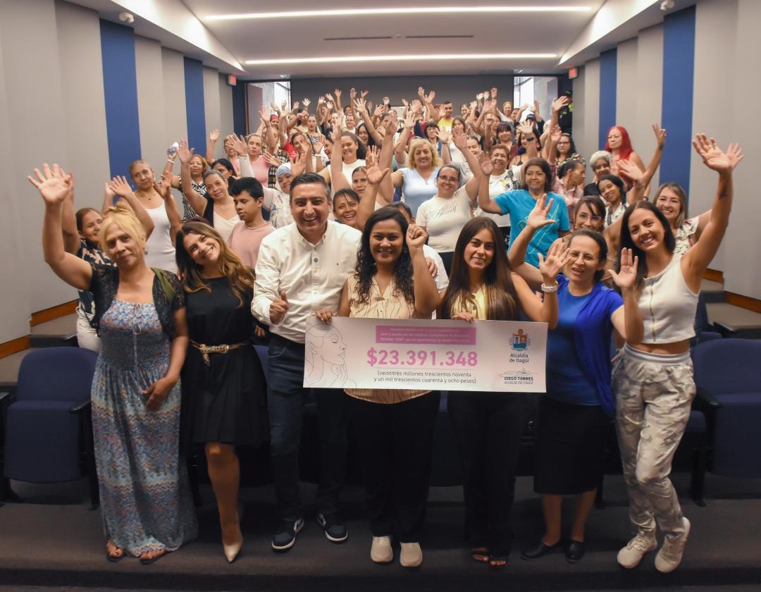 Alcalde y secretaria de la Familia acompañados por grupo de mujeres donde les dan bono de estímulos