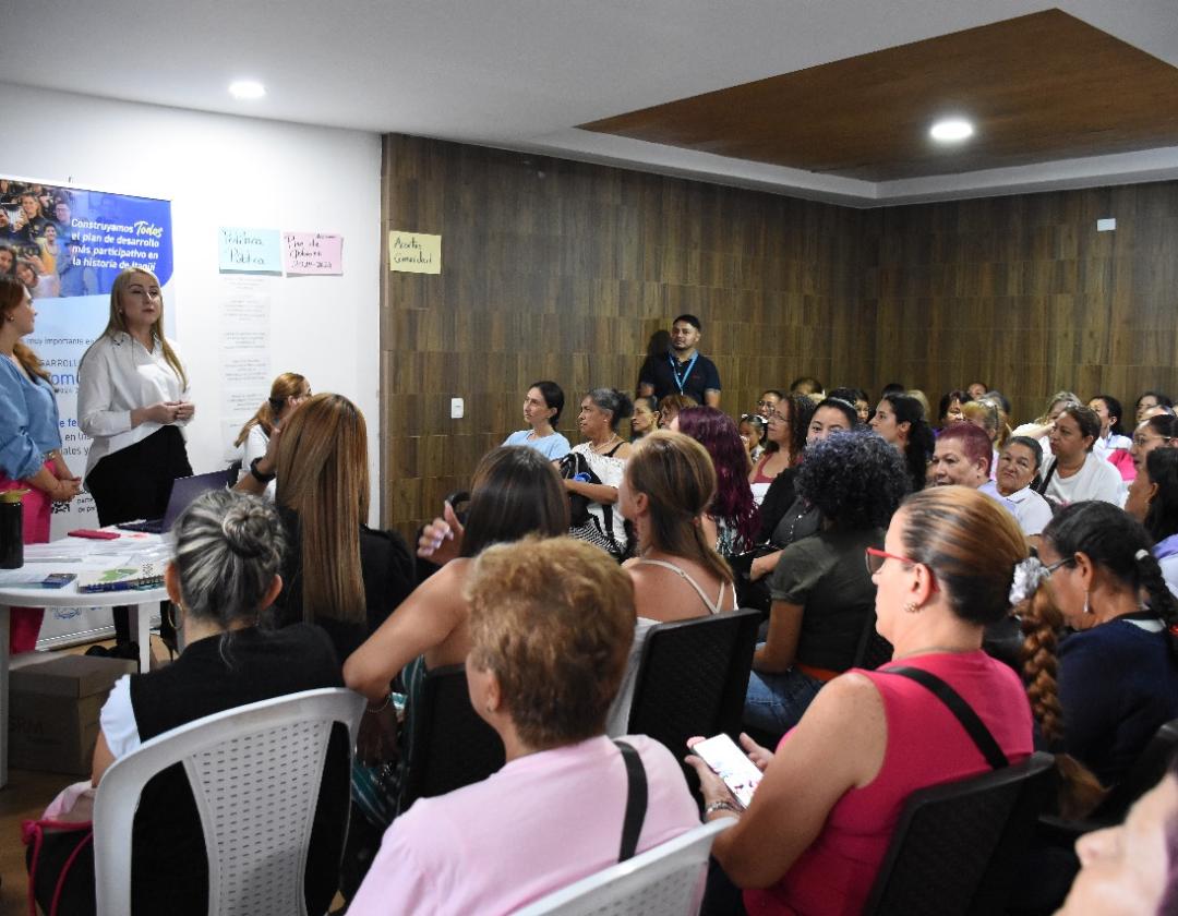 Gestora social de Itagüí, dirigiéndose a las itagüiseñas