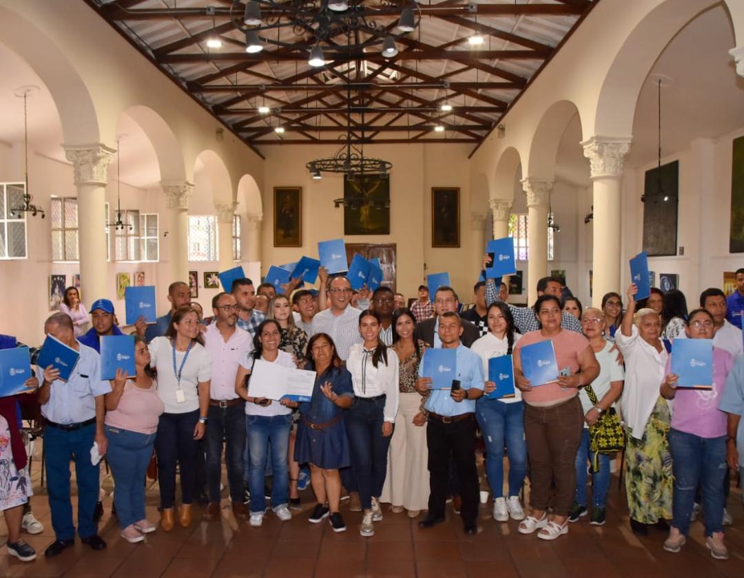 Beneficiarios posando con la resolución de propiedad