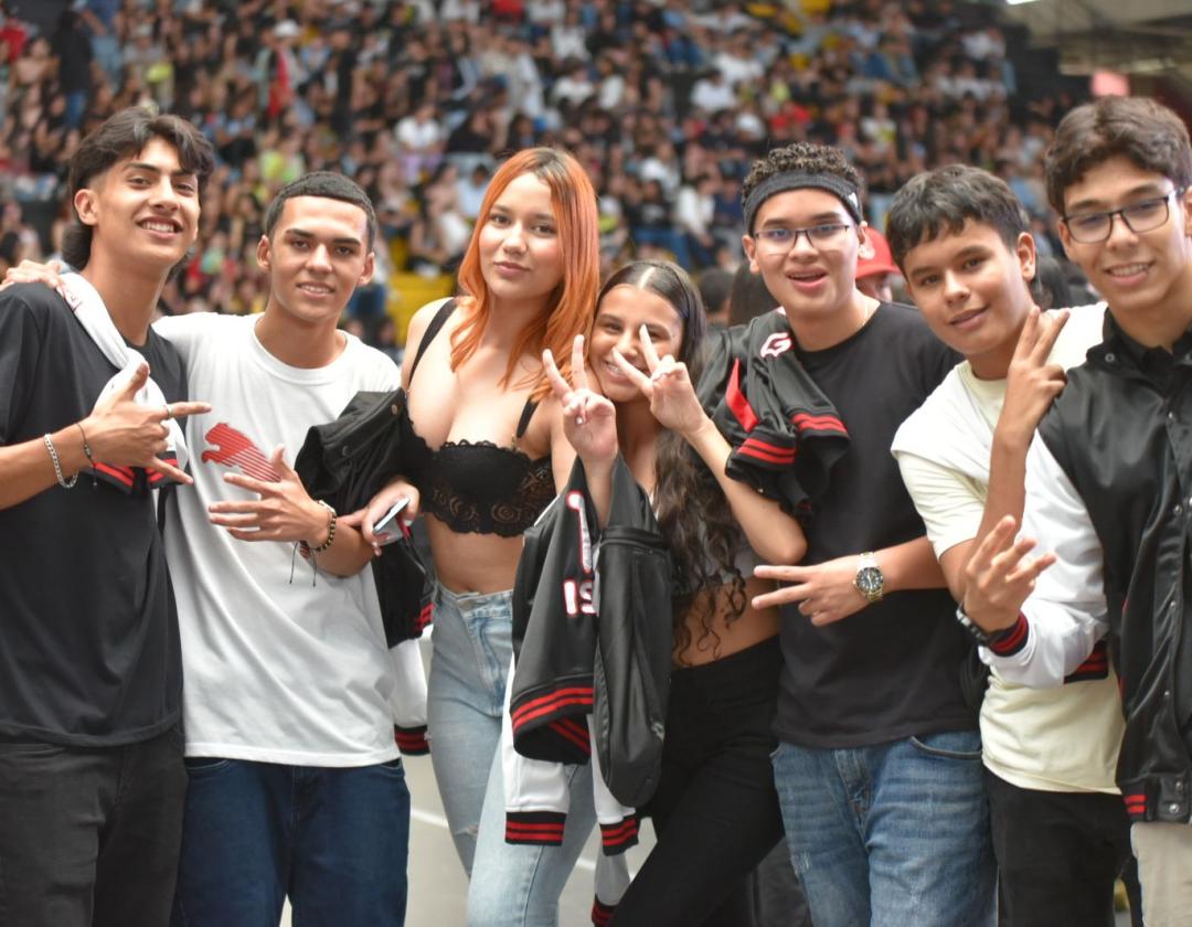 Jóvenes de las instituciones educativas disfrutando del concierto