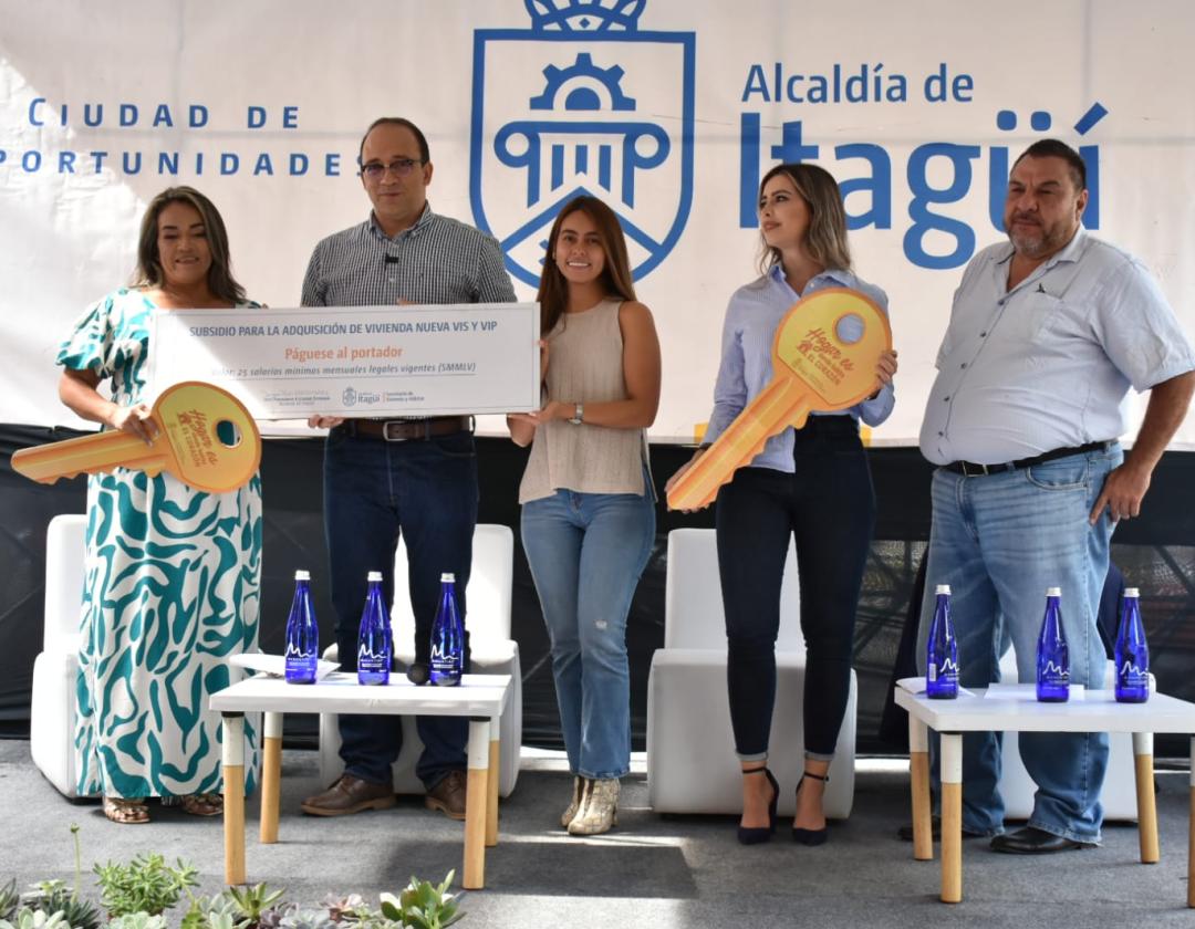 Familias beneficiarias recibiendo el subsidio simbólicamente