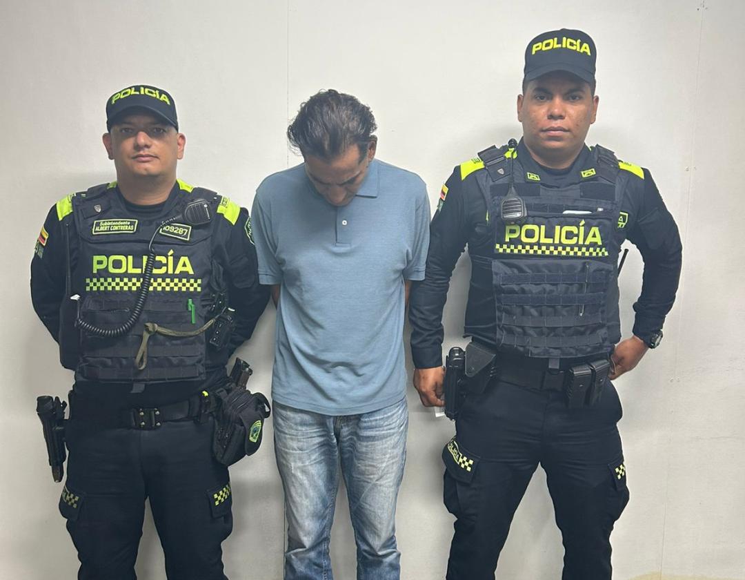 Policía con capturado