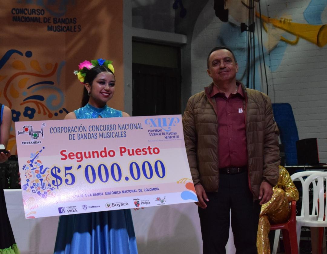 Director de la Banda Sinfónica Ciudad de Itagüí recibiendo el premio