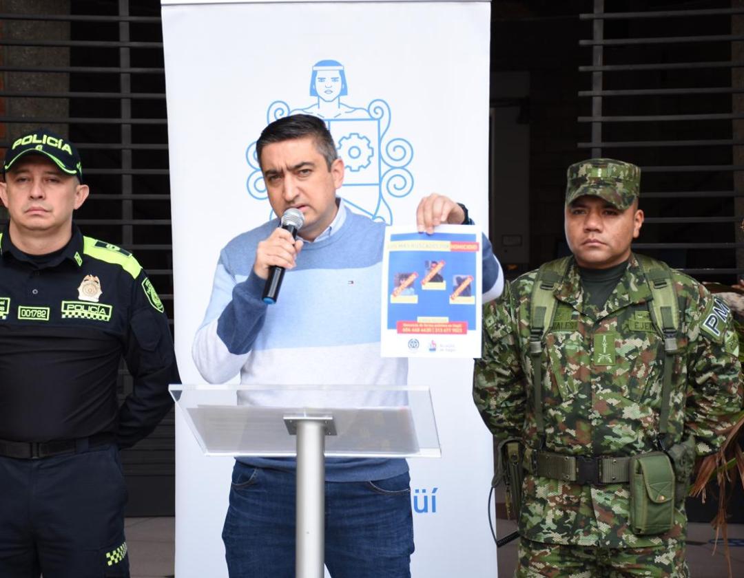 Alcalde Diego Torres, acompañado de la fuerza pública, en rueda de prensa
