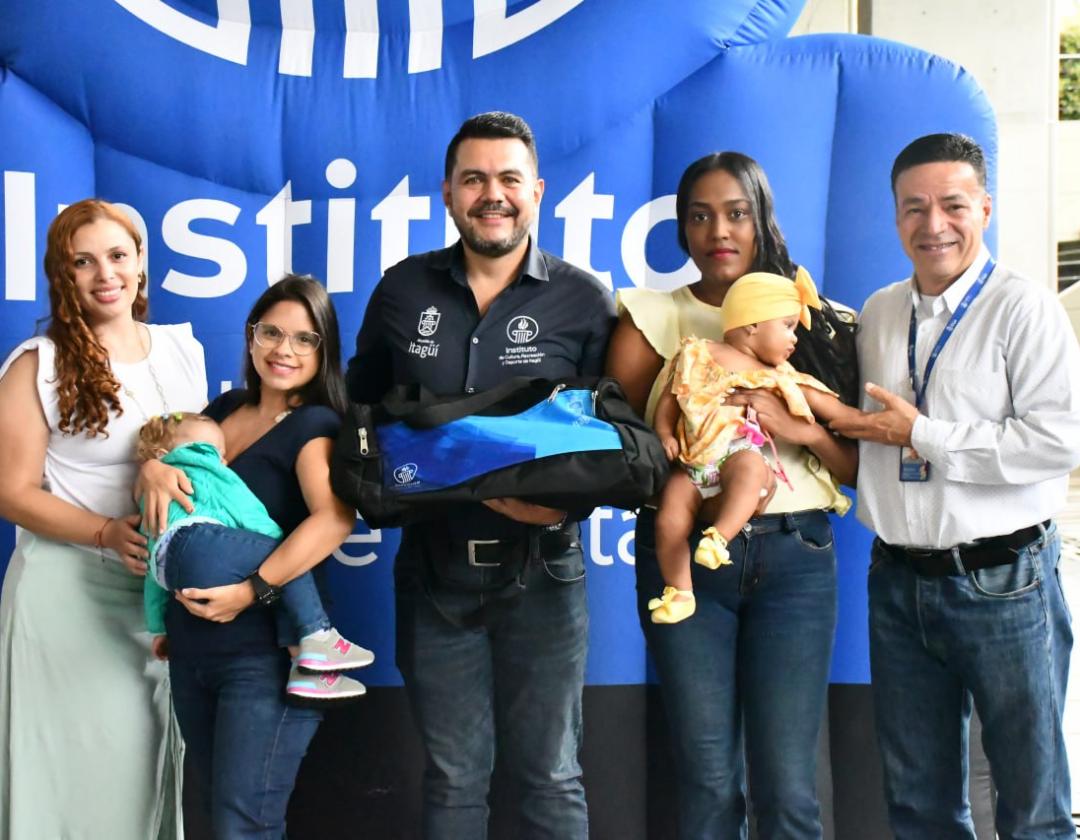 Madres lactantes y gestantes en el evento de entrega de elementos para la actividad física y la estimulación temprana