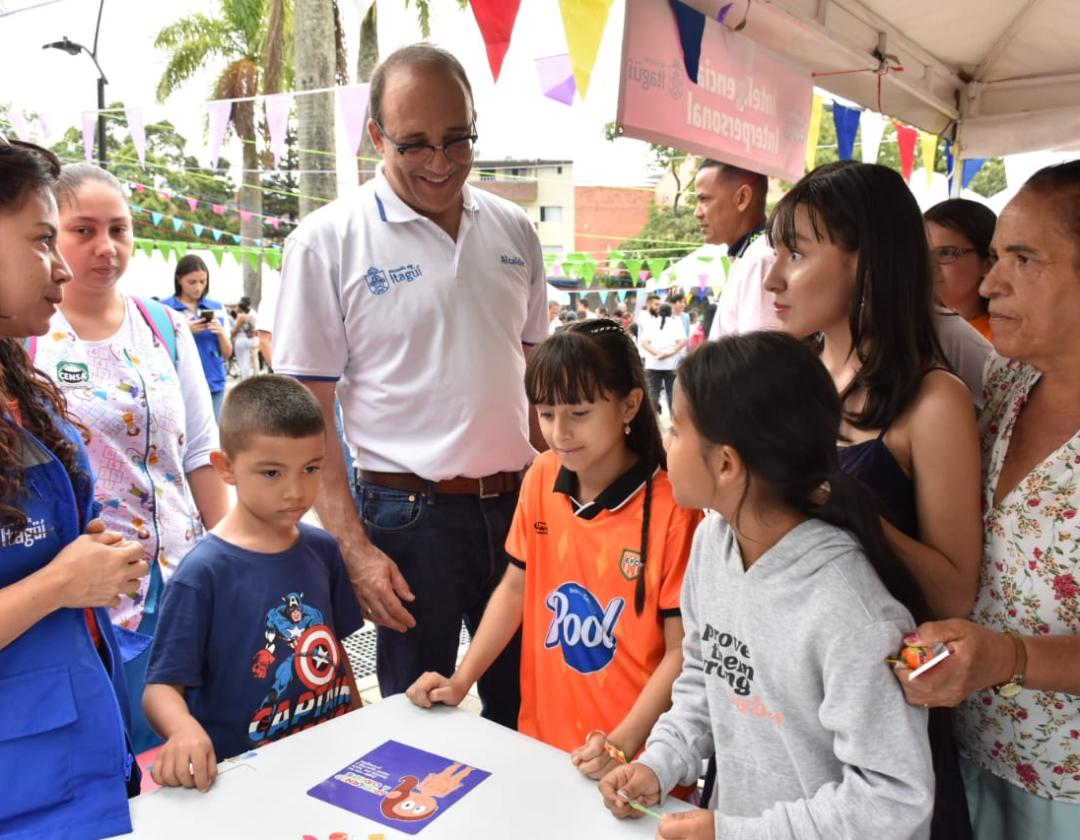 Alcalde de Itagüí, compartiendo con niños y niñas en el el museo contra el castigo físico