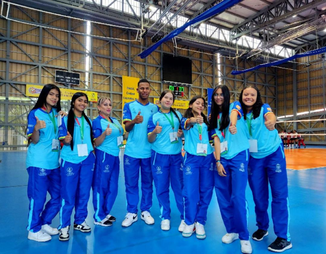Voluntarios en el Polideportivo Óscar López Escobar
