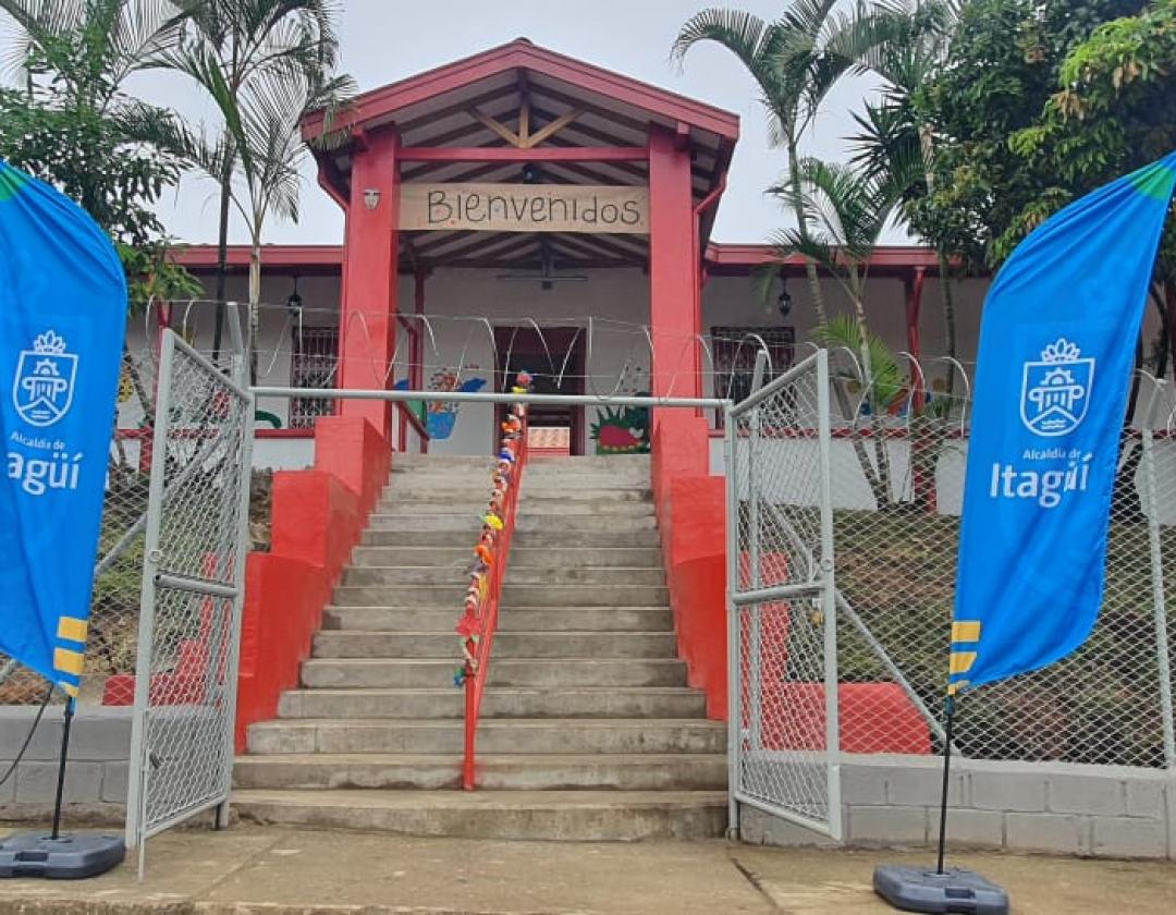 Fachada del nuevo CDI con letrero de bienvenida