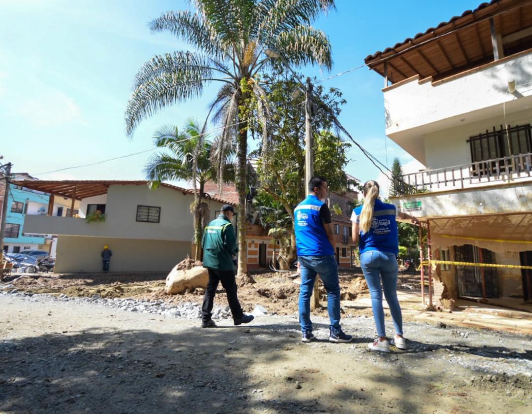 Servidores públicos de la Alcaldía de tagüí en el barrio Villa Lía