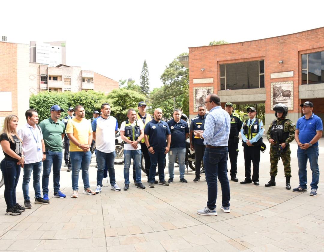 Personal de PMU para fiestas en la plazoleta del CAMI