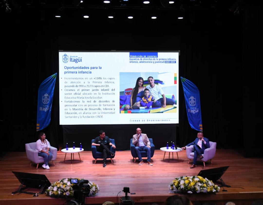 Alcalde José Fernando Escobar en el escenario del teatro del Centro Cultural Caribe en la rendición de cuentas