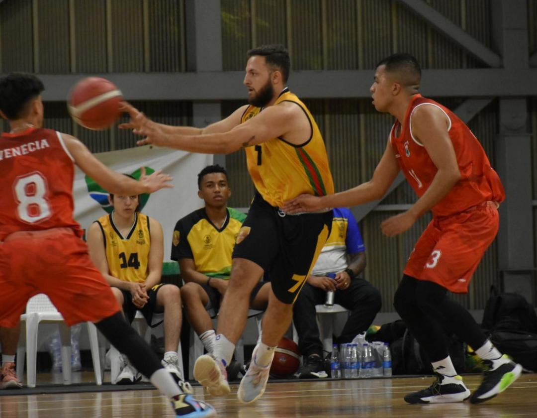 Partido de baloncesto en Juegos Departamentales