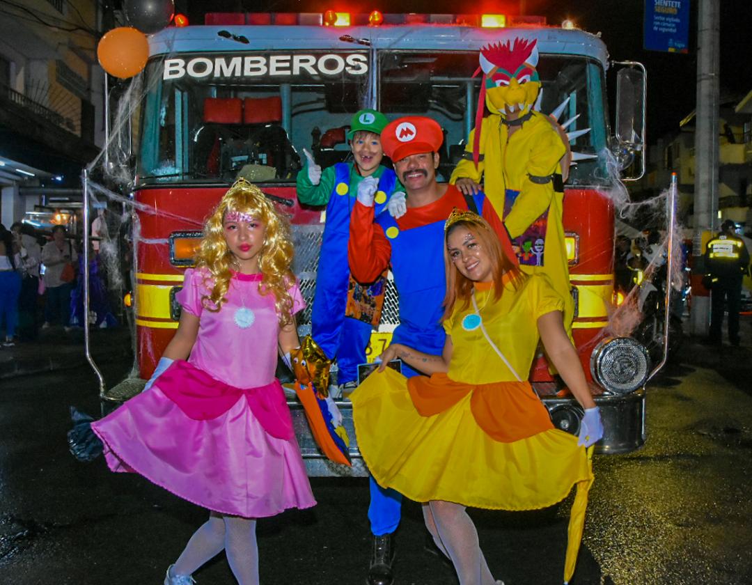 Familia disfrazada participando de la fiesta de de Halloween en Santa María