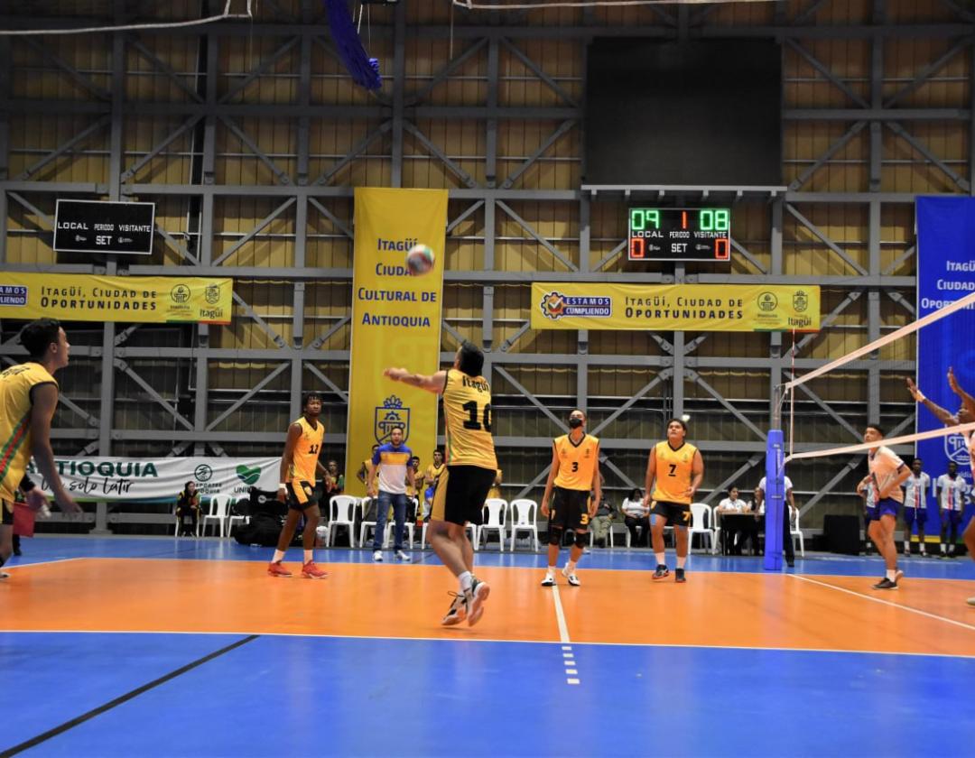 Equipo de voleibol masculino de la ciudad en competencia