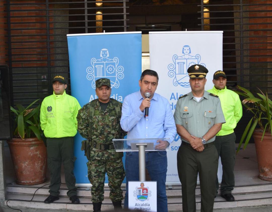 Alcalde Diego Torres en compañía de la fuerza pública en la rueda de prensa