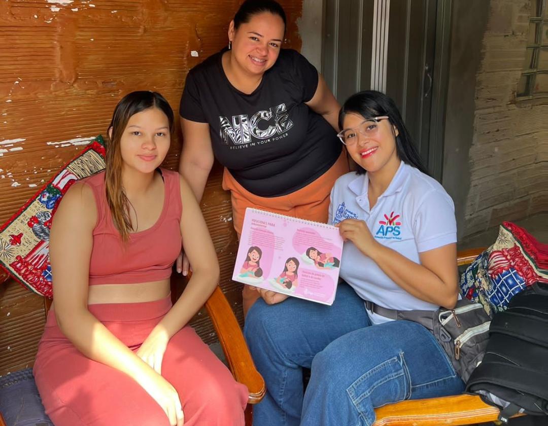 Visita a hogar de beneficiadas donde se promueve la lactancia materna
