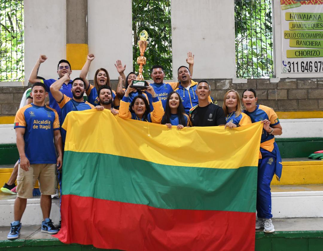 Delegación de la ciudad con la bandera 