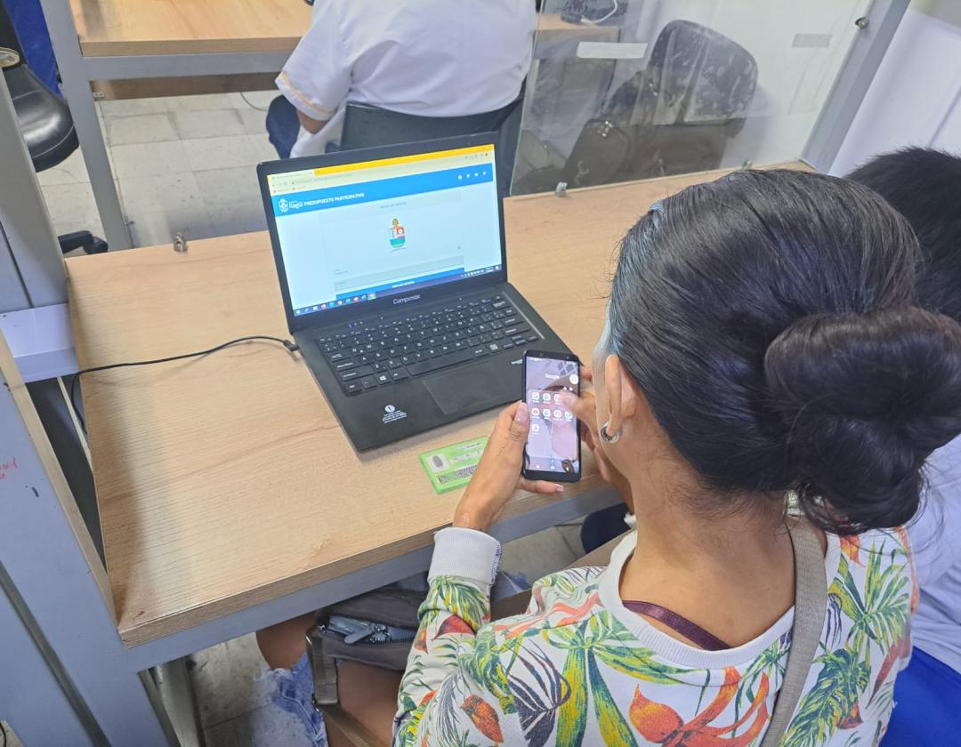 Mujer realizando proceso de votación de las iniciativas de presupuesto participativo