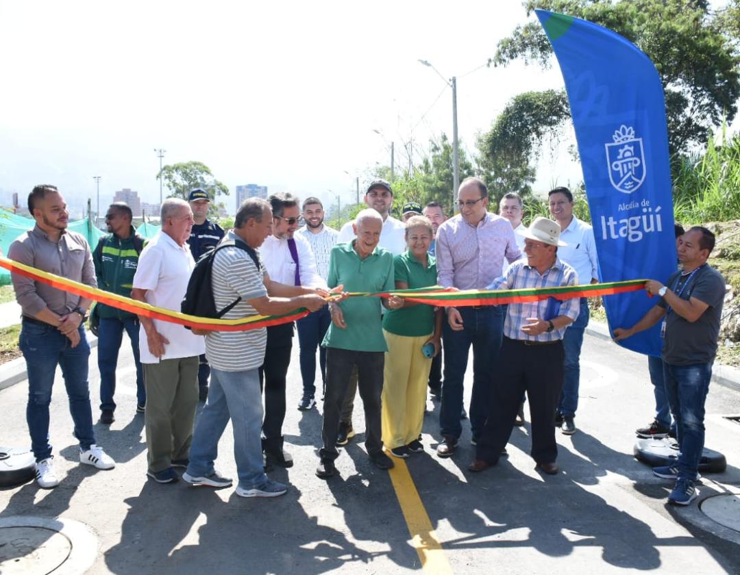 Corte de cinta en entrega de obras