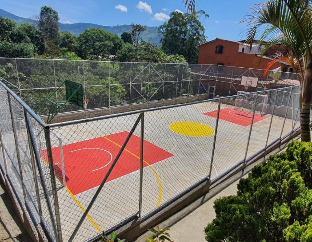 Placa polideportiva renovada