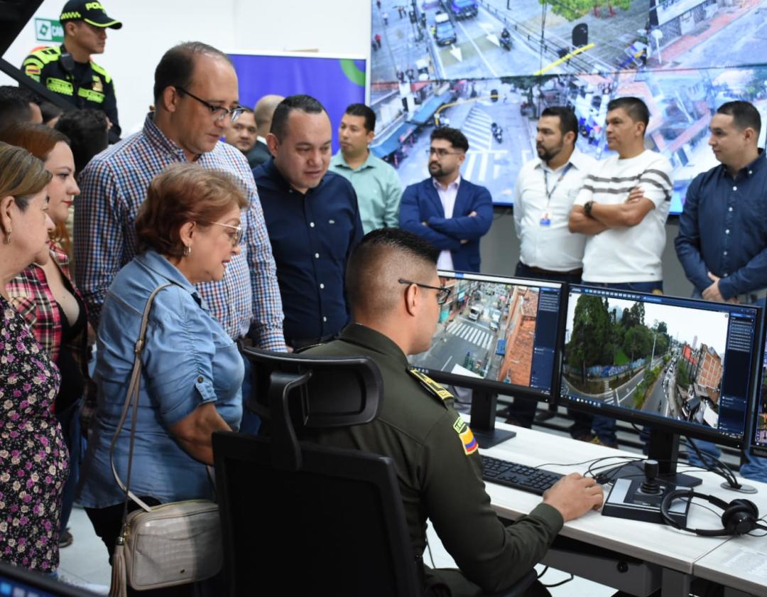 Alcalde y comunidad en el acto de entrega de las cámaras de seguridad