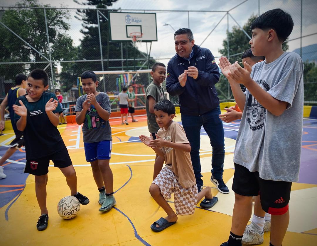 Alcalde Diego Torres compartiendo con los niños y jóvenes del barrio La Cruz