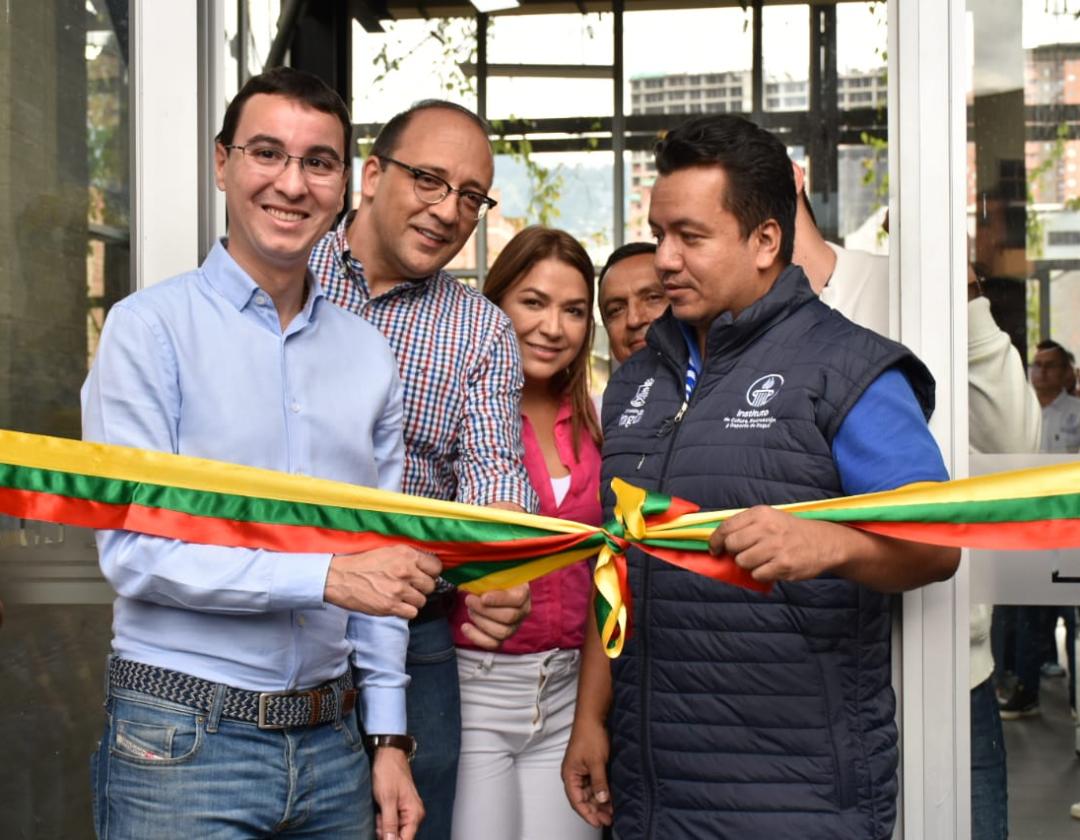 Corte de cinta en el acto protocolario