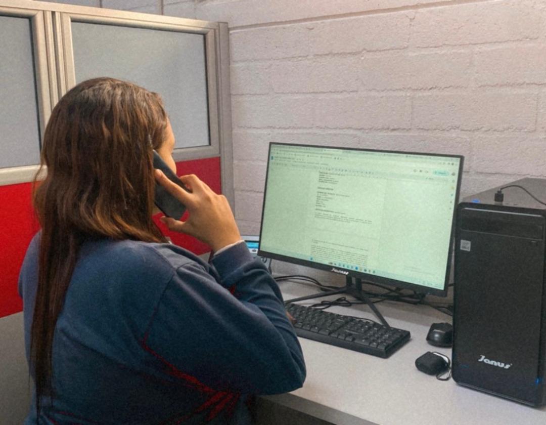 Personal de la salud brindando asesoría telefónica 