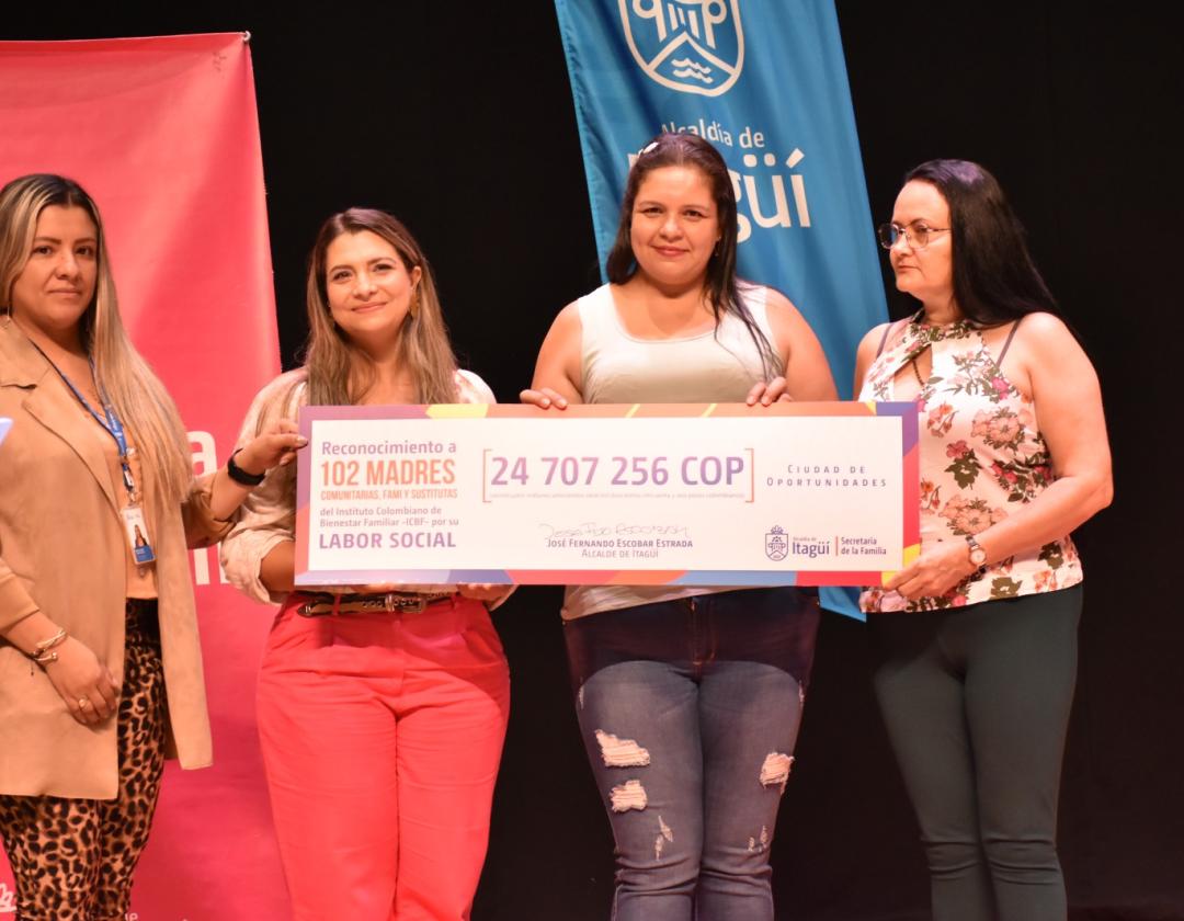 Madre comunitaria recibiendo el cheque simbólico