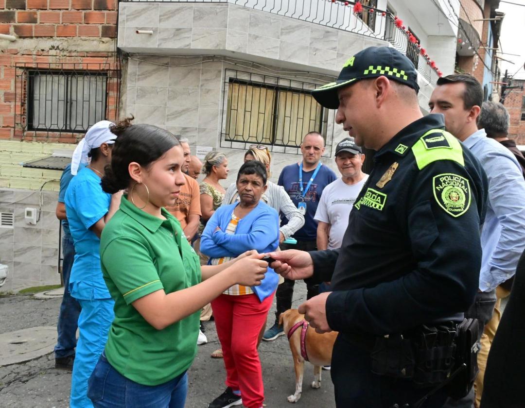 Policía entregando alarma a la comunidad