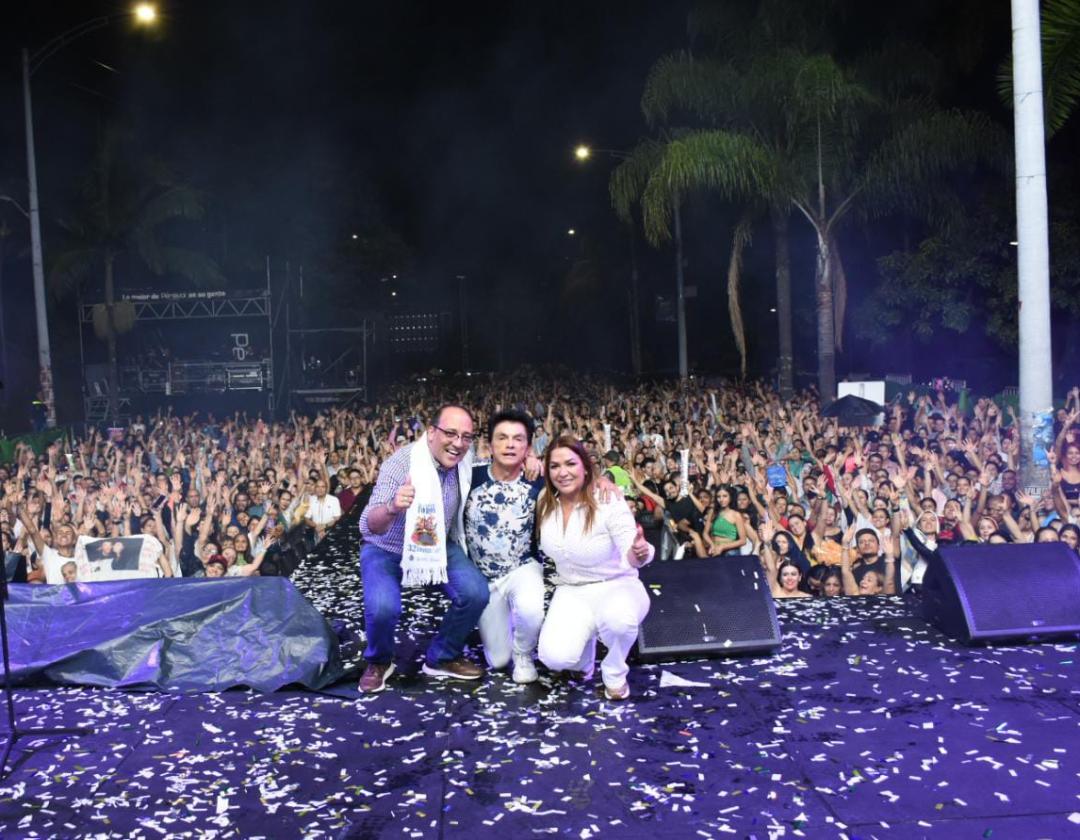 Alcalde y primera dama en el escenario internacional del Parque del Artista