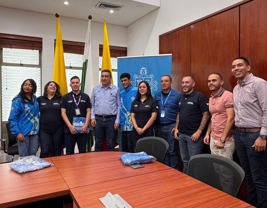 4 estudiantes tres docentes, el alcalde y el director de las tic